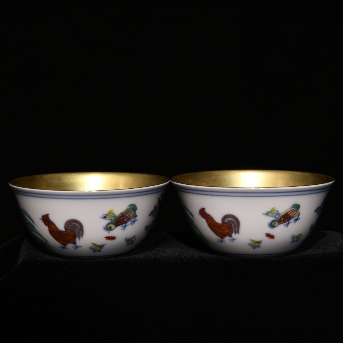 【永】明時代 大明成化年製 斗彩塗金 鷄缸杯 一対 古陶磁器 陶芸 皿 中国陶瓷器 唐瓷 置物擺件 古美術品 古賞物 収集 旧家蔵出 中国唐物 A8拍卖