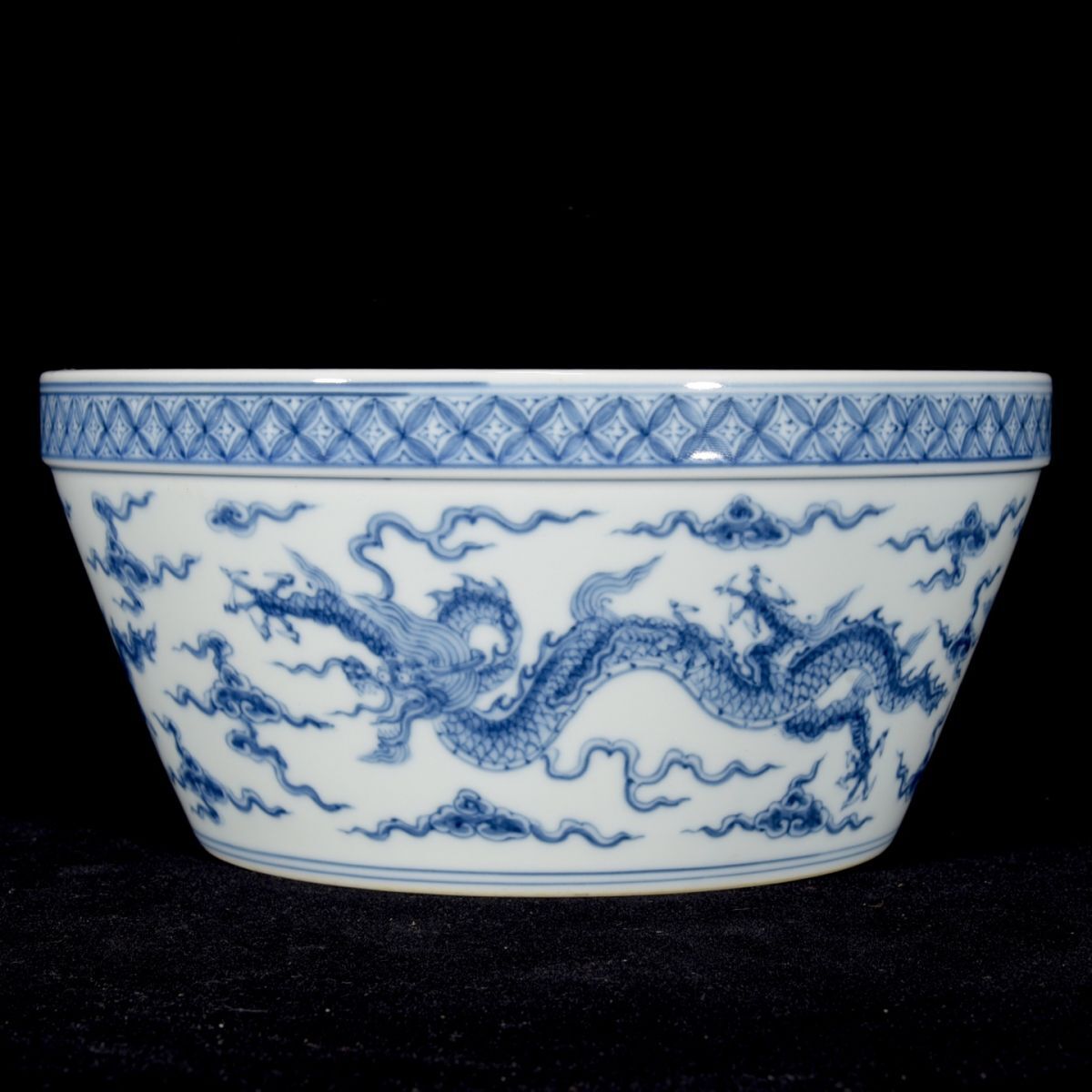 【永】明時代 大明成化年製 青花 九龍紋盆 古陶磁器 陶芸 皿 中国陶瓷器 唐瓷 置物擺件 古美術品 古賞物 収集 旧家蔵出 中国唐物 A211拍卖