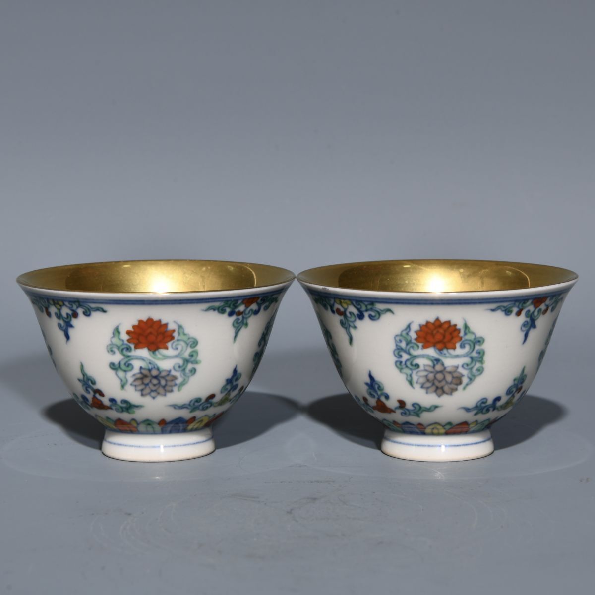 【永】 明時代 大明成化年製 斗彩塗金 花卉紋杯 一対 古陶磁器 陶芸 皿 中国陶瓷器 唐瓷 置物擺件 古美術品 古賞物 収集 旧家蔵出 中国唐物拍卖