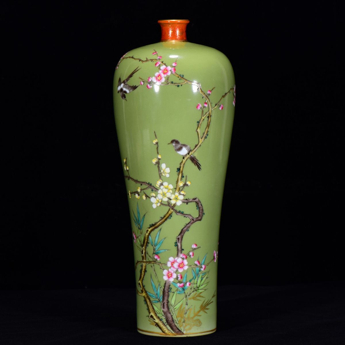 【永】清時代 大清乾隆年製 豆青釉 粉彩喜鵲登梅紋瓶 古陶磁器 陶芸 皿 中国陶瓷器 唐瓷 置物擺件 古美術品 古賞物 収集 旧家蔵出 中国唐物拍卖