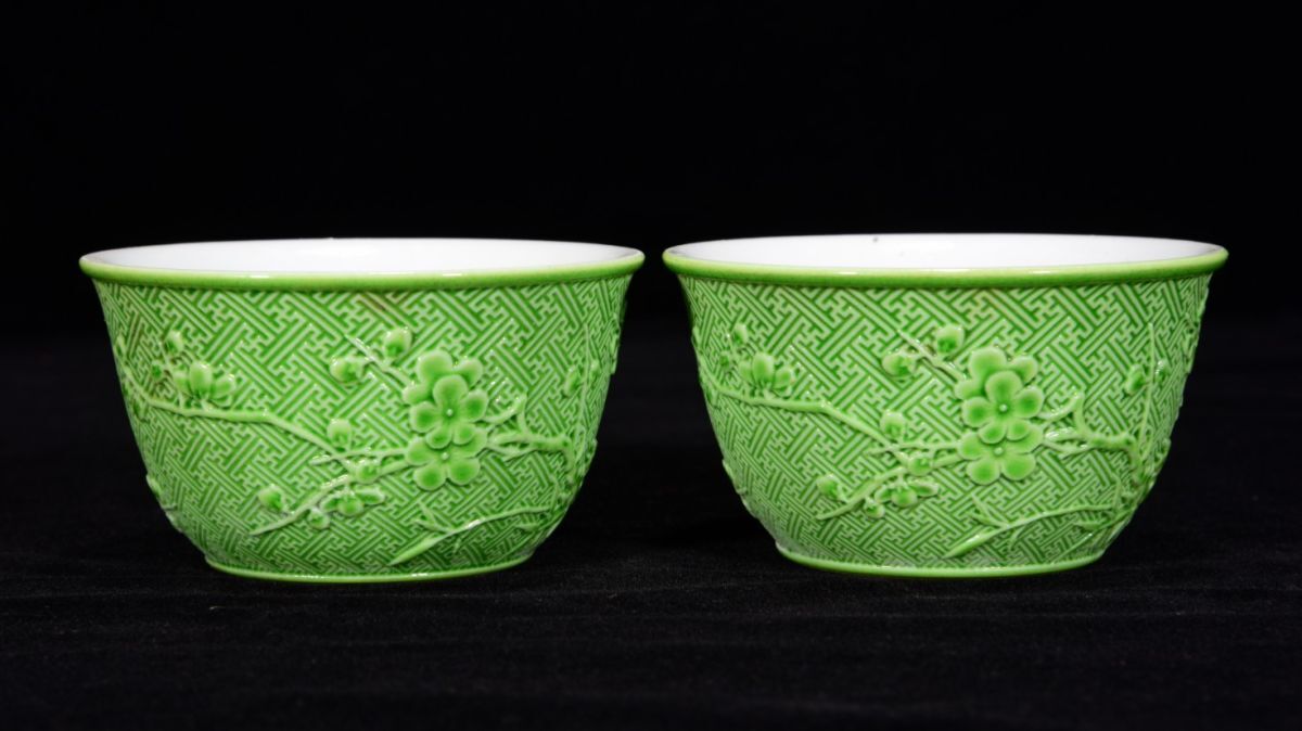 【永】清時代 大清乾隆年製 翠緑釉彫 梅花紋碗 一対 古陶磁器 陶芸 皿 中国陶瓷器 唐瓷 置物擺件 古美術品 古賞物 収集 旧家蔵出 中国唐物拍卖