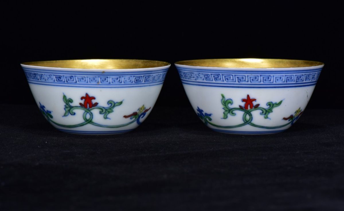 【永】明時代 大明成化年製 斗彩塗金 纏枝蓮紋小碗 一対 古陶磁器 陶芸 皿 中国陶瓷器 唐瓷 置物擺件 古美術品 古賞物 旧家蔵出 中国唐物拍卖