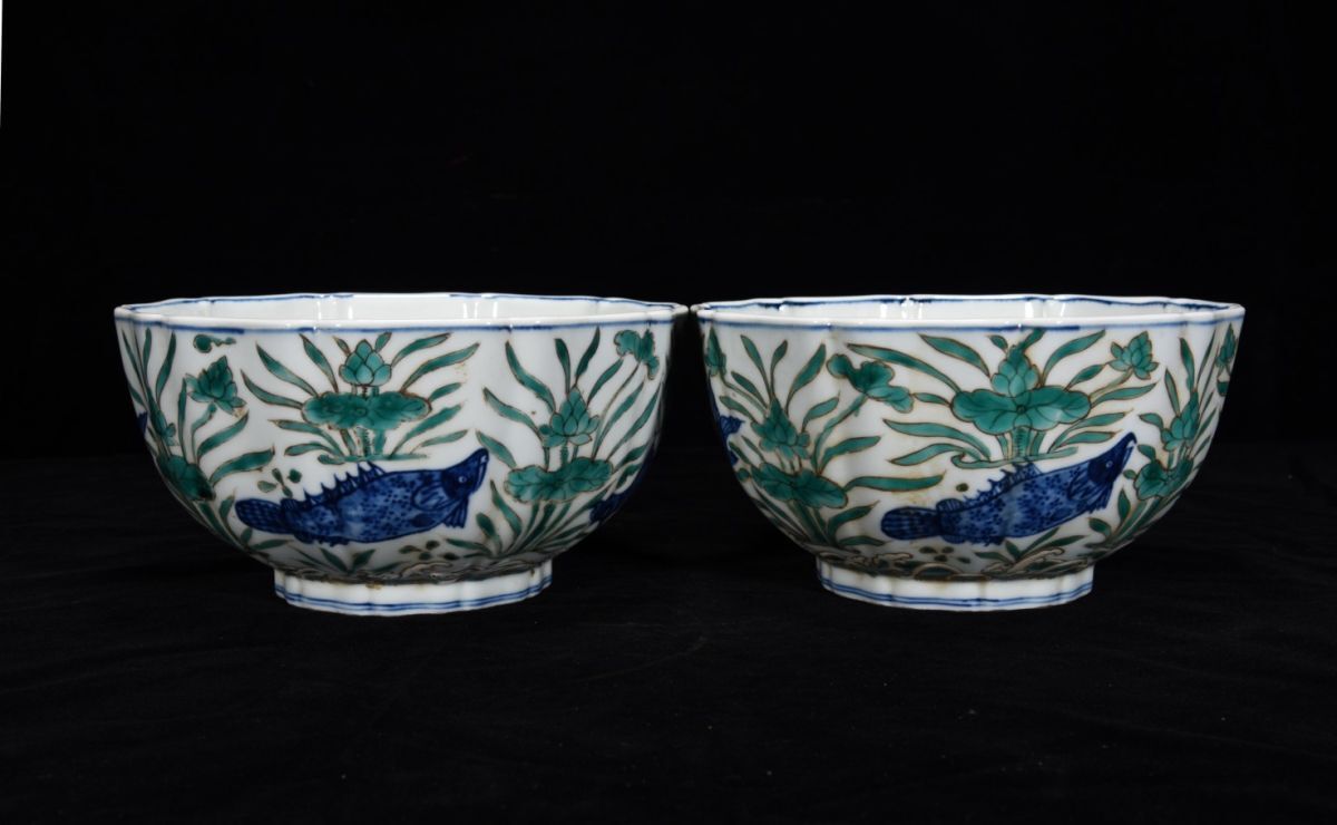 【永】明時代 大明宣德年製 青花加彩 魚藻紋碗 一対 古陶磁器 陶芸 皿 中国陶瓷器 唐瓷 置物擺件 古美術品 古賞物 収集 旧家蔵出 中国唐物拍卖