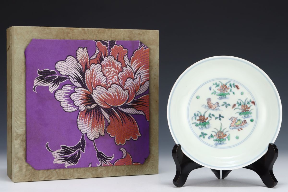 【永】明時代 大明成化年製 斗彩蓮池鴛鴦盤 古陶磁器 陶芸 皿 中国陶瓷器 唐瓷 置物擺件 古美術品 古賞物 収集 旧家蔵出 中国唐物 A15拍卖