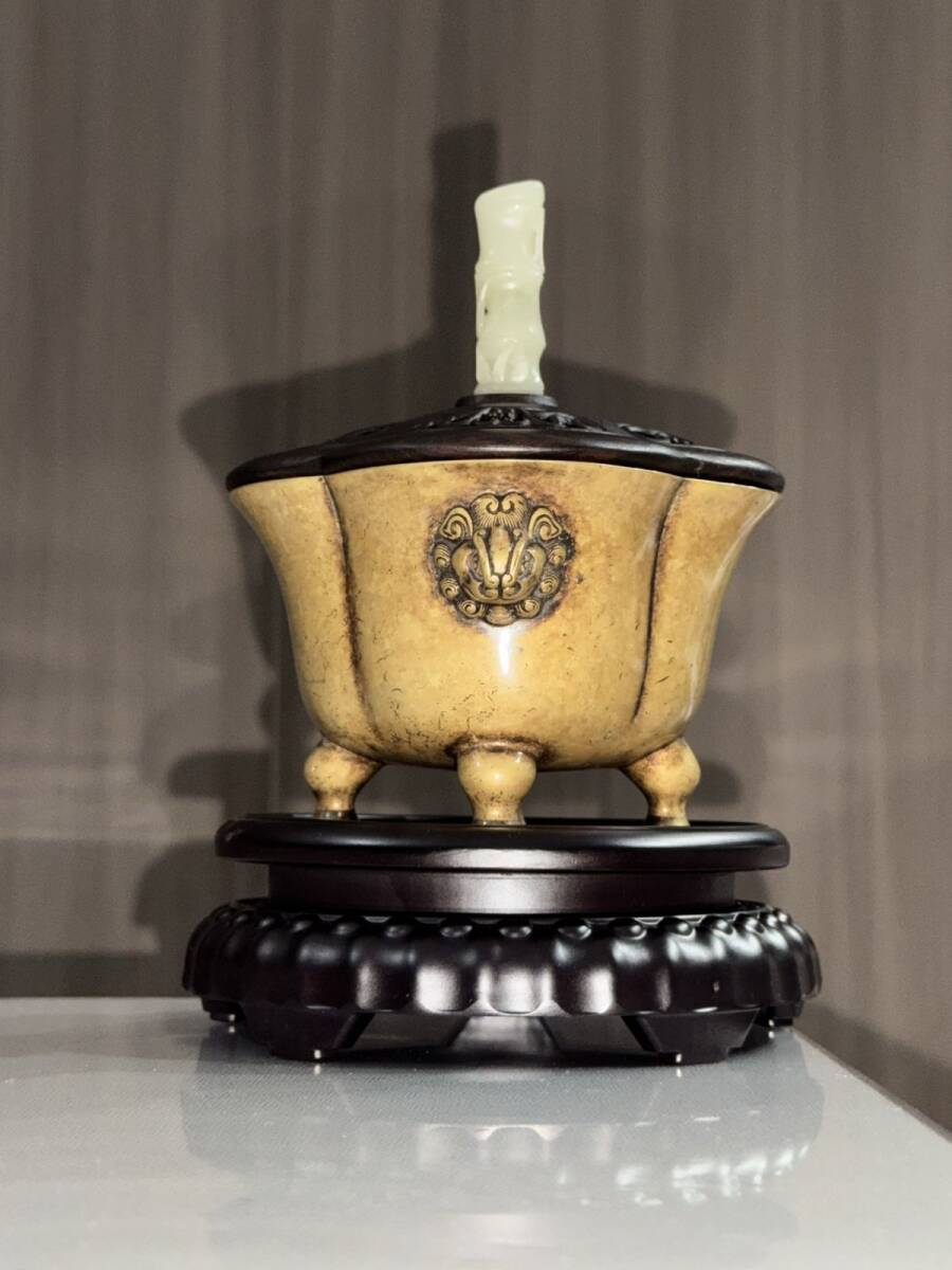 【永】明時代 宣德年製 黄銅製 海棠獅耳爐 紫檀蓋座 玉石鈕 極細工 古銅彫 置物擺件 古美術品 時代物 古董品 収集古美味 旧家蔵出 中国唐物拍卖