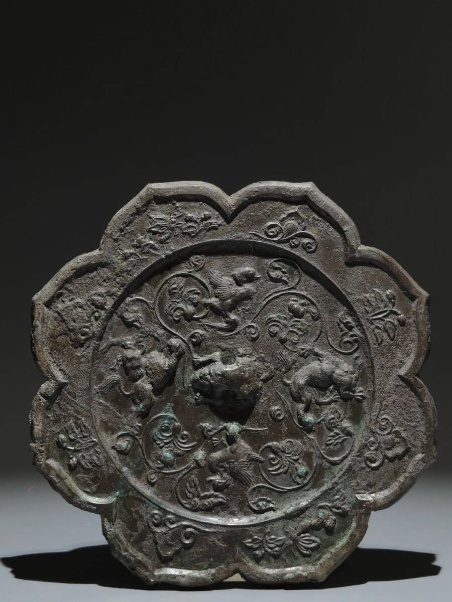 永し 唐代時期 青銅器 花鳥瑞獸紋鏡 銅鏡 極細工 古銅彫 置物擺件 古美術品 時代物 古董品 収集 古美味 骨董品 旧家蔵出 中国唐物 A39拍卖