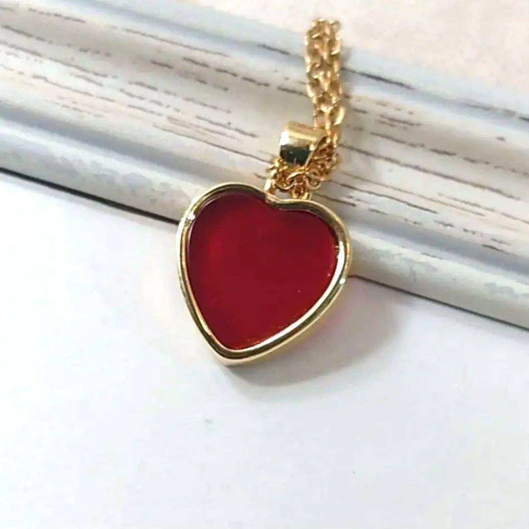 まるでいちごタルトのような、カーネリアンハートの小ぶりなネックレス拍卖
