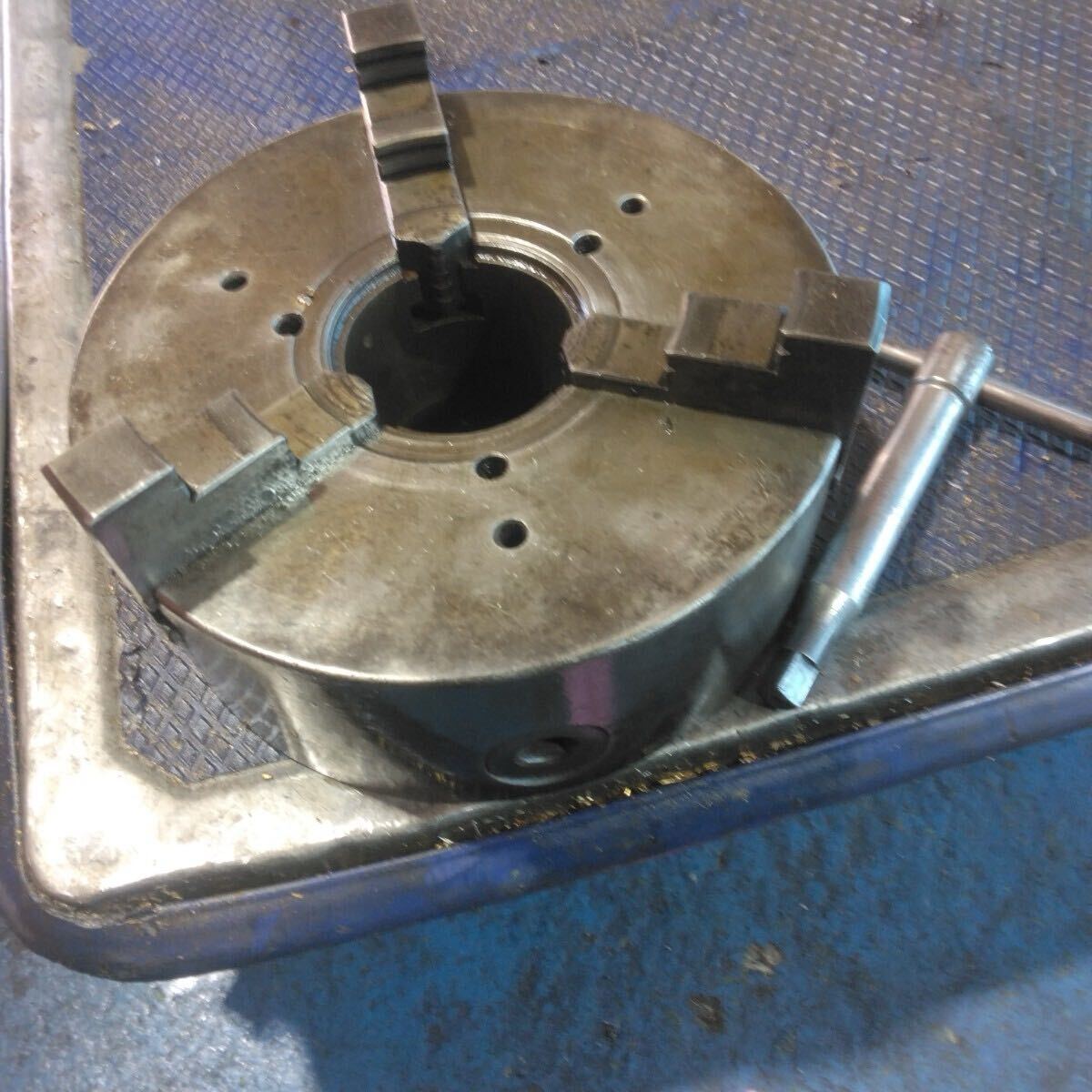 u1723 三つ爪 スクロールチャック 9インチ *動作良好 ※詳細不明 ※ハンドル付き拍卖