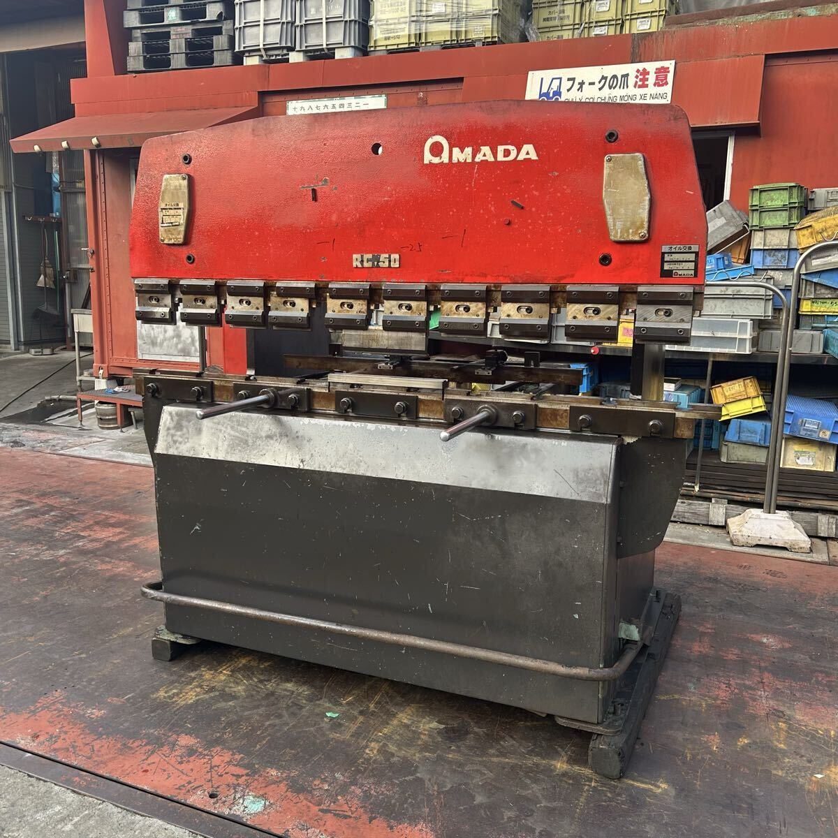 T2377 AMADA アマダ ベンダー プレスブレーキ RG50 50ton テーブル2000 電動バックゲージ 金型付き ※銘板なし【動作確認済】拍卖