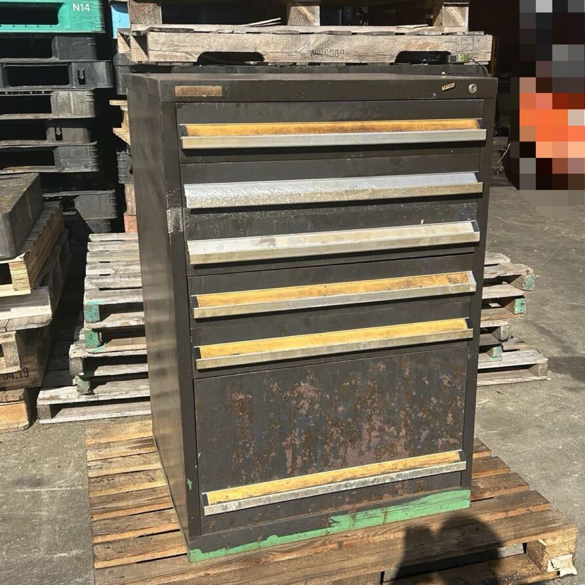 T2422 Vidmar キャビネット 収納 スライドロック付き 全体的に動きが少し固め 上から2.3段目は歪んでいて重なってます ※現状渡し/鍵なし拍卖