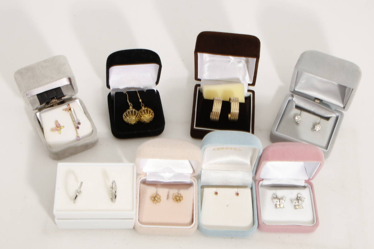 D21 ピアス まとめ売り セット ケース付 USED品 シルバー系 ゴールド系 ひっかけタイプ 揺れ ストーン 石付 きらきら レトロ アクセサリー拍卖