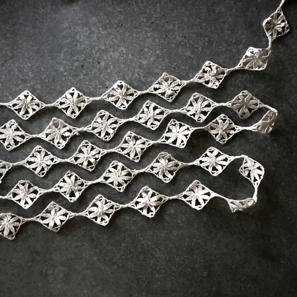 1900s フランス 4x100c リネン 囚われの花々とハンドメイドボビンレース アンティーク Le Puy ル・ピュイ 麻 アップリケ モチーフ br89n拍卖