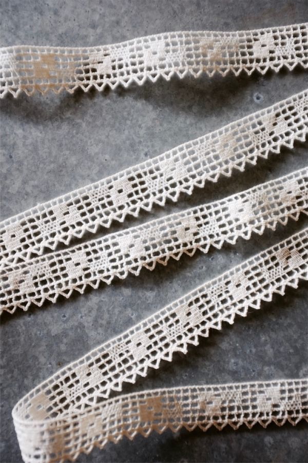 1900s 1.8X100cm フランスアンティーク リネン 幾何学的花々の綴る直線的レース スカラップ 麻 ビクトリアン ハンドメイド ドール r12c拍卖