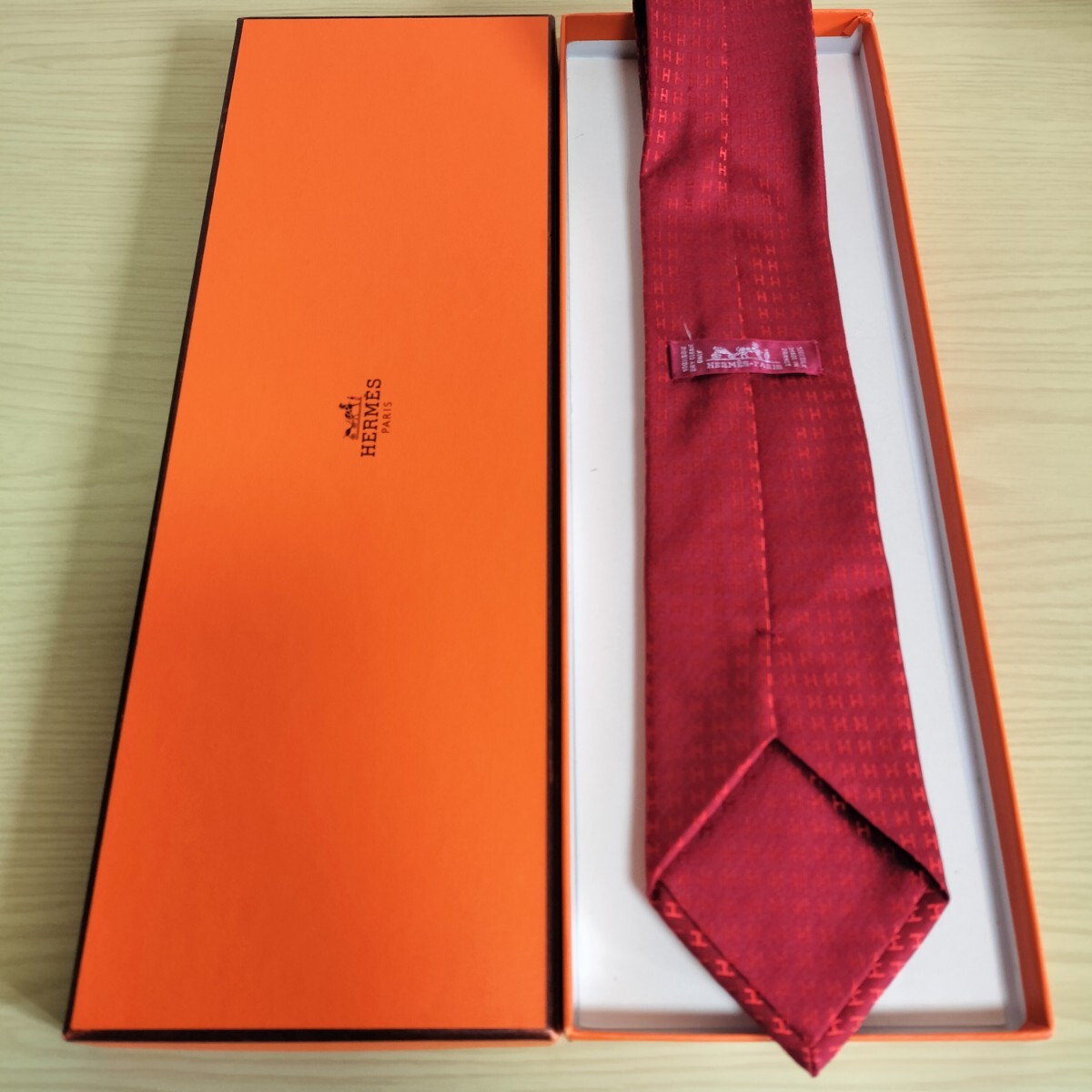 エルメス(HERMES)赤色ファソネH柄模様ネクタイ 箱付き拍卖