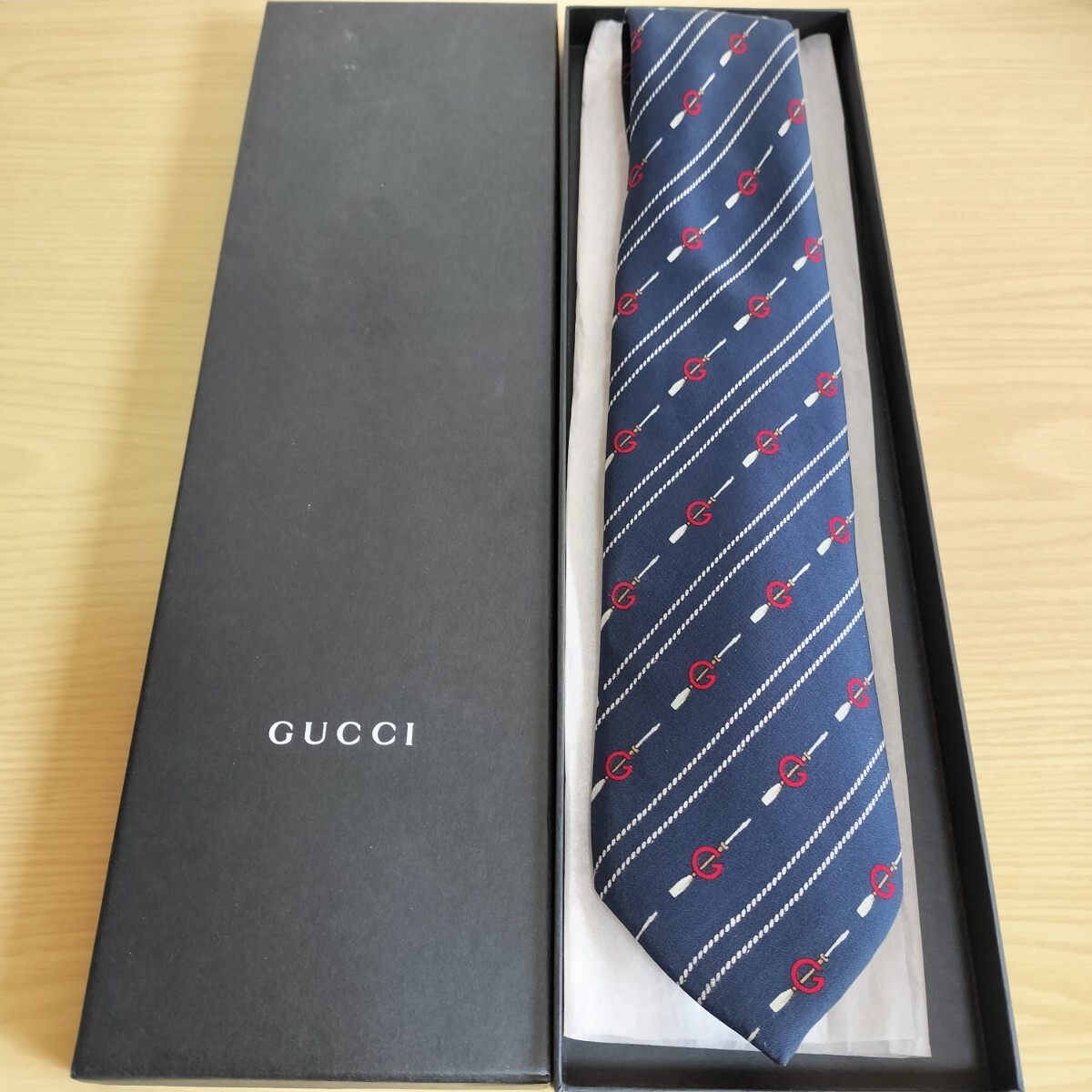 グッチ(GUCCI)紺赤Gロゴストライプ模様ネクタイ拍卖