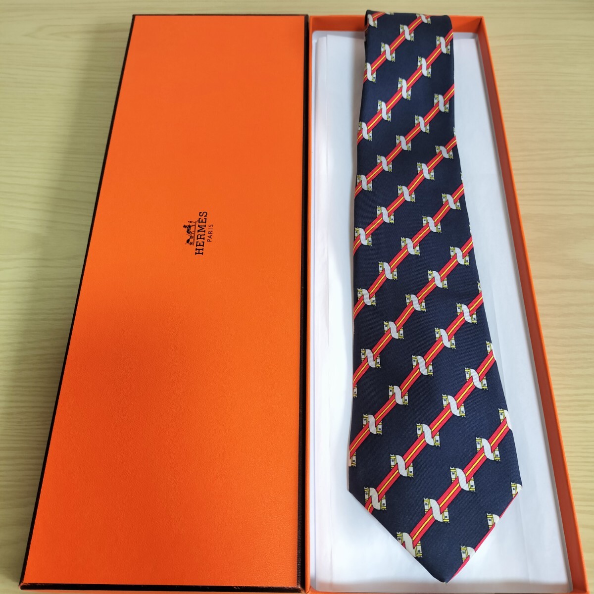 エルメス(HERMES)ダーク紺色赤線馬ストライプ模様ネクタイ拍卖