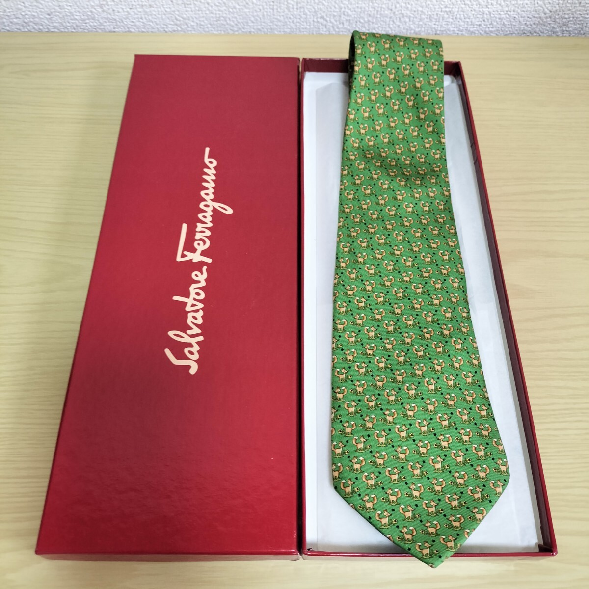 Salvatore Ferragamo(サルヴァトーレフェラガモ)緑キツネさん花模様ネクタイ拍卖