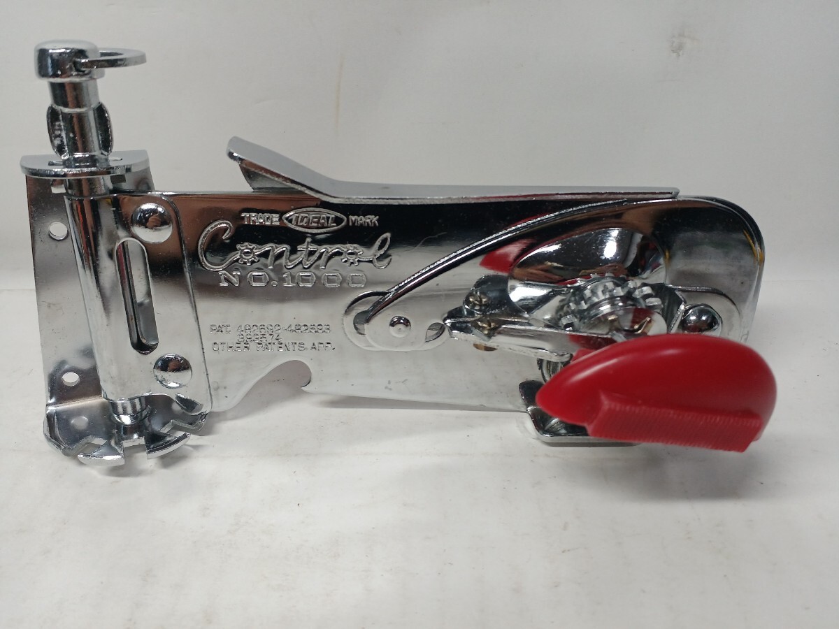 Control No.100というモデルの壁掛け式缶切り拍卖