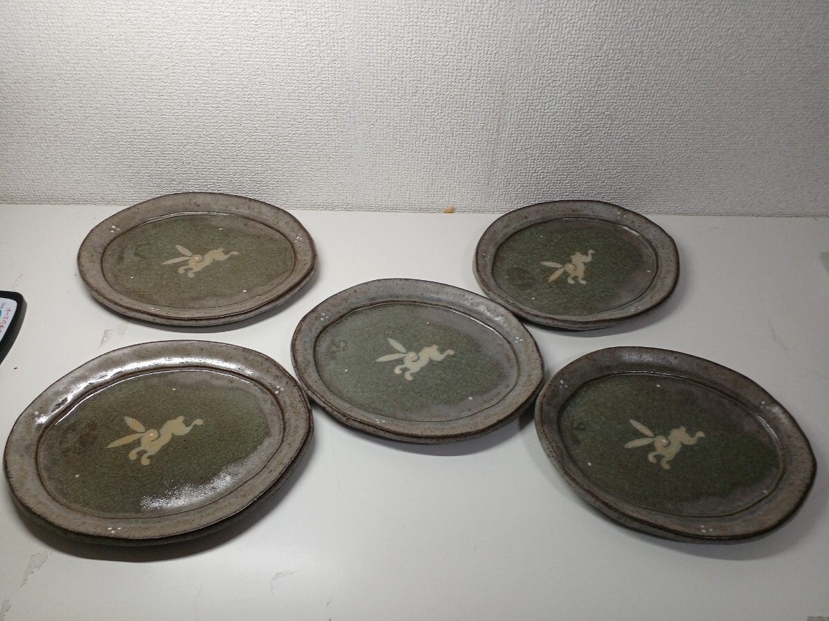 1え!ウサギの絵柄が描かれた陶器製の楕円形皿のセット 5枚売り拍卖
