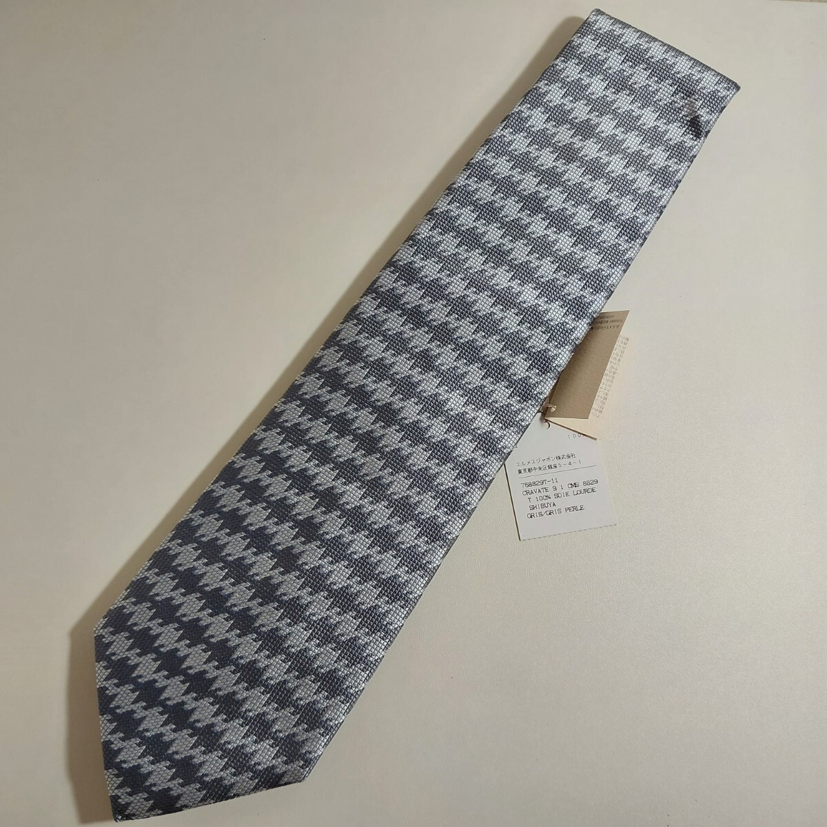 エルメス ネクタイ クラヴァット 千鳥柄 グレー/シルバー ヘビィシルク100%拍卖