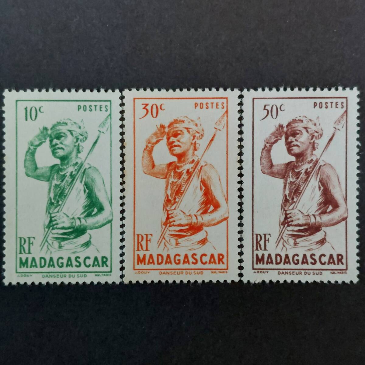 L033 マダガスカル(フランス領)切手「『南部の踊り子』のデザイン切手3種セット」1946年発行 未使用拍卖