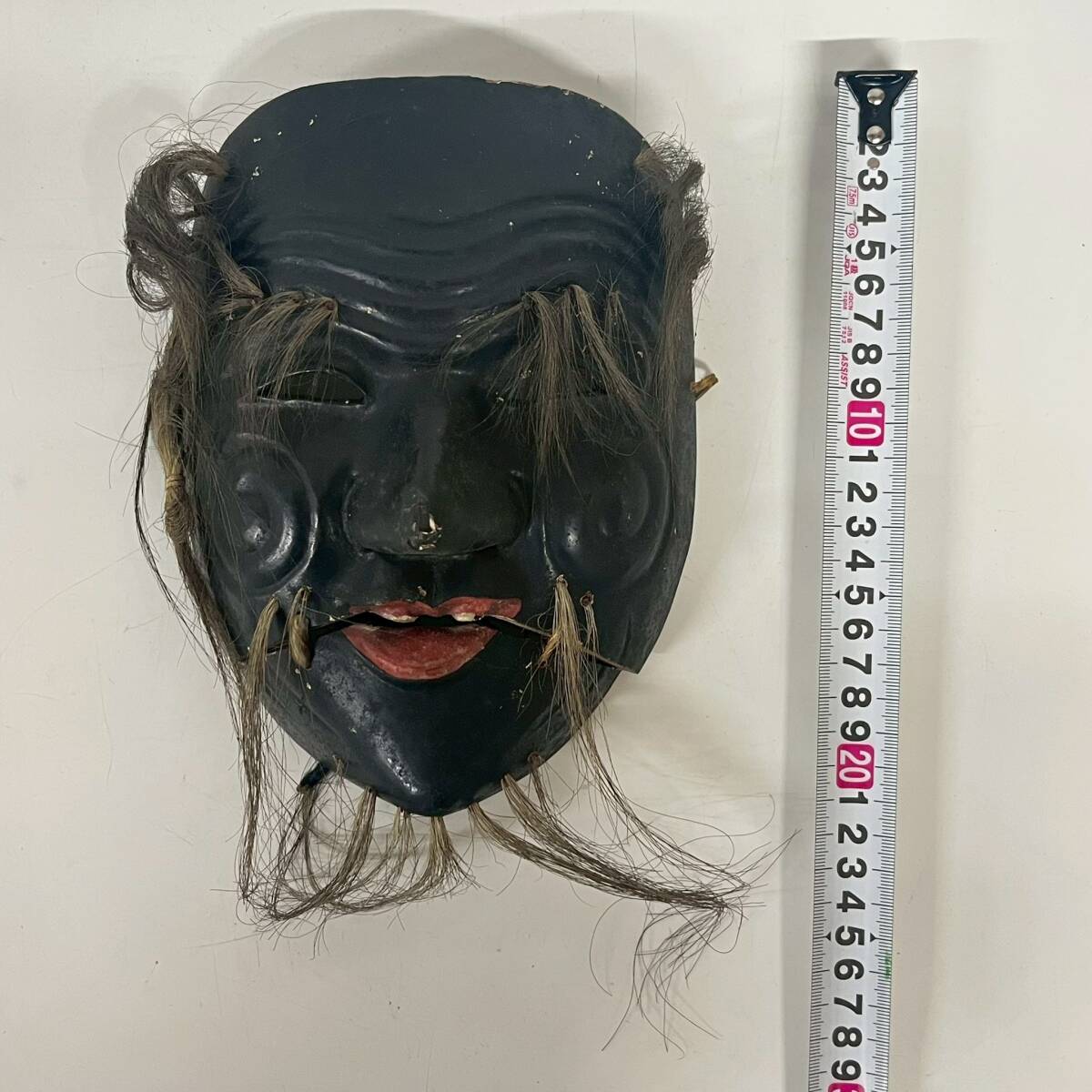 1円~【コレクター放出品】日本 美術品 木彫 翁面 黒色尉 髭付 能面 能楽 狂言 神楽 お面 伝統工芸 伝統芸能 縦約20.5cm 横約15.5.5cm ZS拍卖