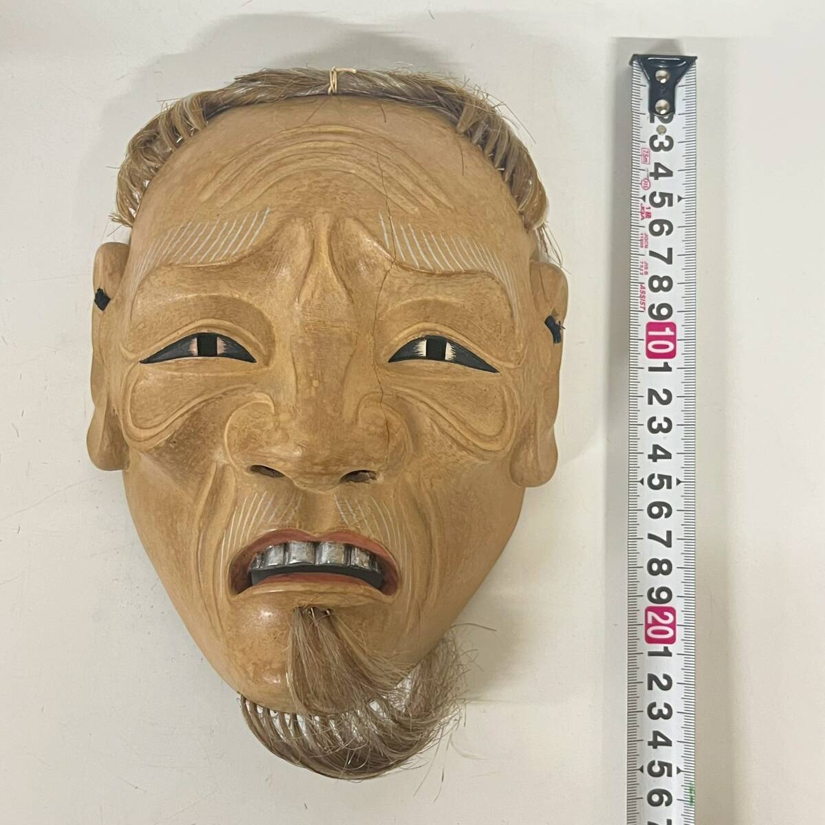 1円~【コレクター放出品】日本 美術品 銘あり 木彫 小尉 能面 能楽 狂言 神楽 お面 伝統工芸 伝統芸能 縦約21.5cm 横約16.5cm ZS拍卖