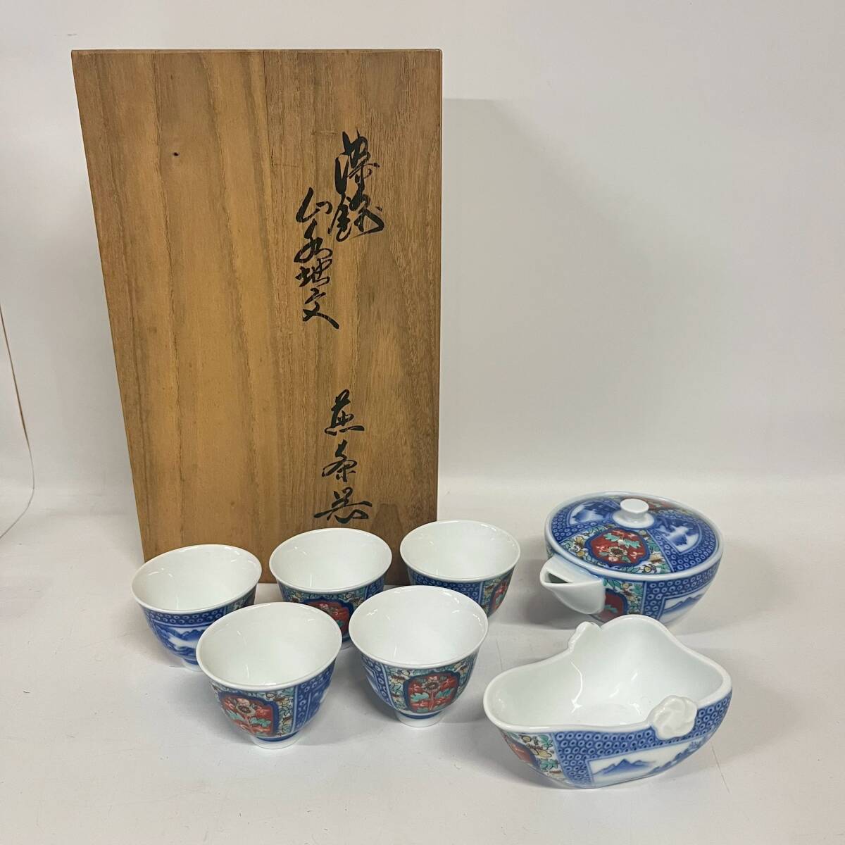 1円~【コレクター放出品】人間国宝 十三代 酒井田柿右衛門 染錦 山水地文 煎茶器 急須 湯冷 茶碗 伝統工芸品 当時物 共箱付き ZS拍卖