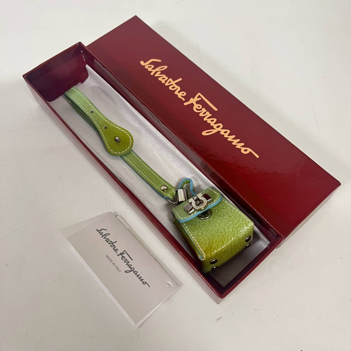 1円~【現状保管品】サルヴァトーレフェラガモ Salvatore Ferragamo バッグ型 チャーム ガンチーニ ロゴ キーホルダー 箱付き K120870拍卖