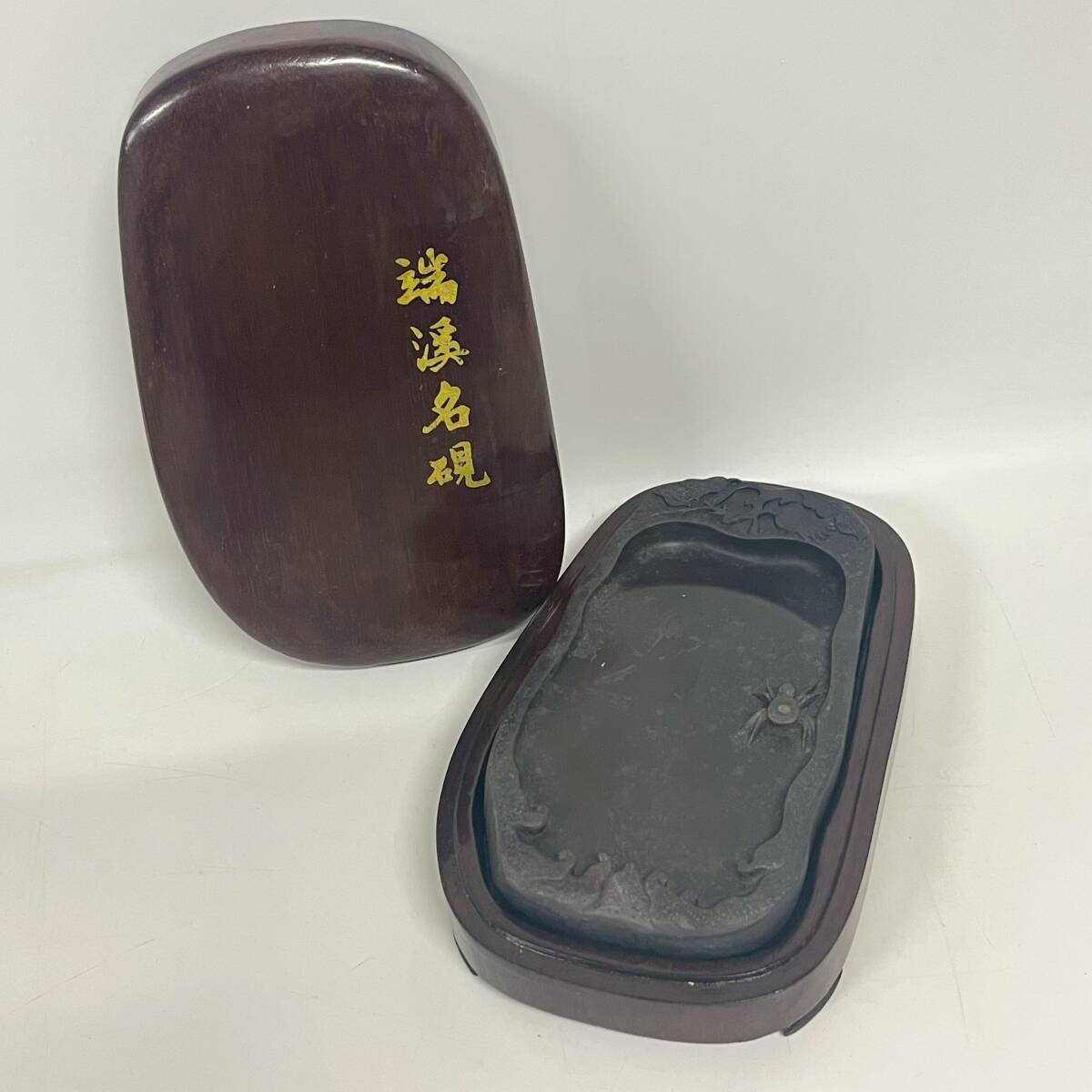 1円~【コレクター放出品】中国 美術品 瑞渓名硯 すずり 文房四宝 骨董品 当時物 習字道具 書道具 文房具 量目約701.5g ケース付き ZS拍卖