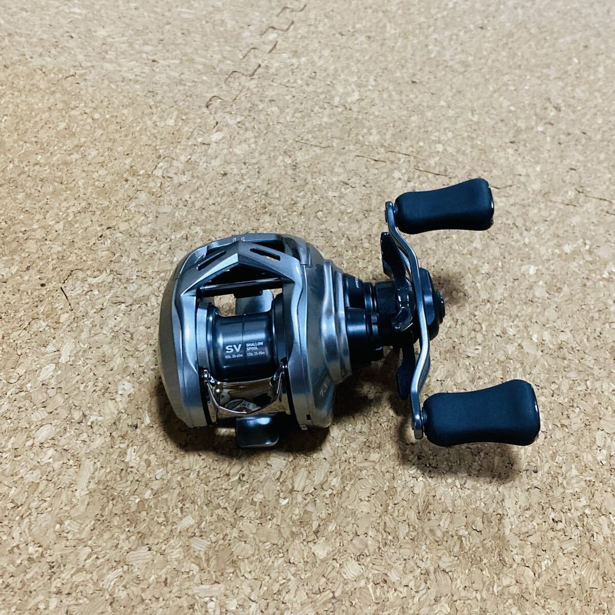 ダイワ 22アルファス SV TW800S-H ギア比7.1 右ハンドル ベイトリール 超美品 ALPHAS シャロースプール拍卖