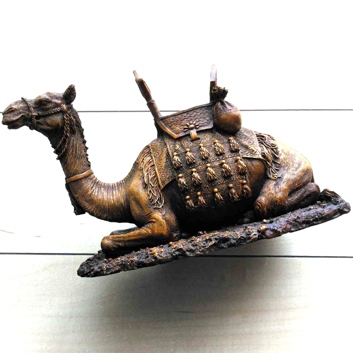 ■『砂漠に蹲踞する一瘤駱駝の置物』1體。Al-ASEEl(埃及/Egypt)製。重さ750Gram。体長22.5㎝。最大幅11.5㎝。拍卖