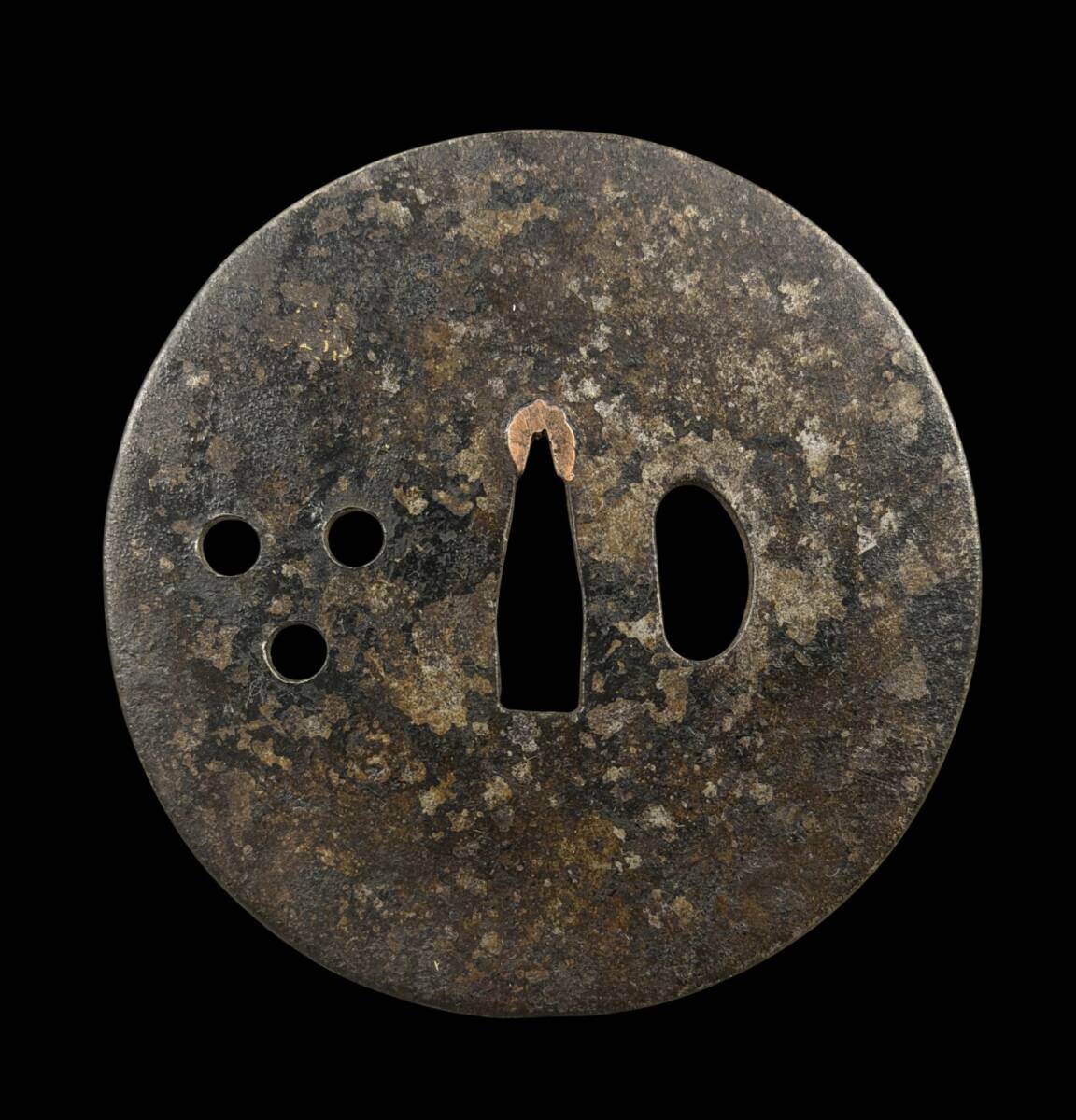 【偲】江戸時代 鉄地鐔 細工 鍔 つば 居合用 日本刀装具 直径約8.1cm 重さ約142.09g r-982拍卖