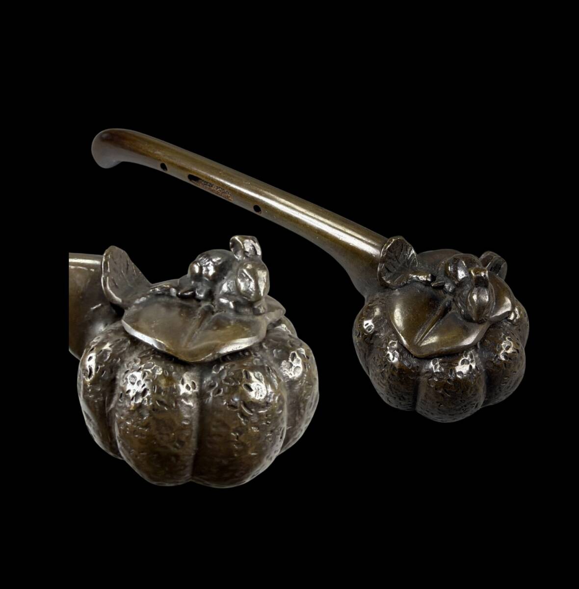 【偲】矢立 細工 『南瓜 兎』 筆筒 墨壺 時代提げ物 浮彫 筆記用具 書道具 古銅 刀装具装飾 古玩 文具 工芸品 n-47拍卖