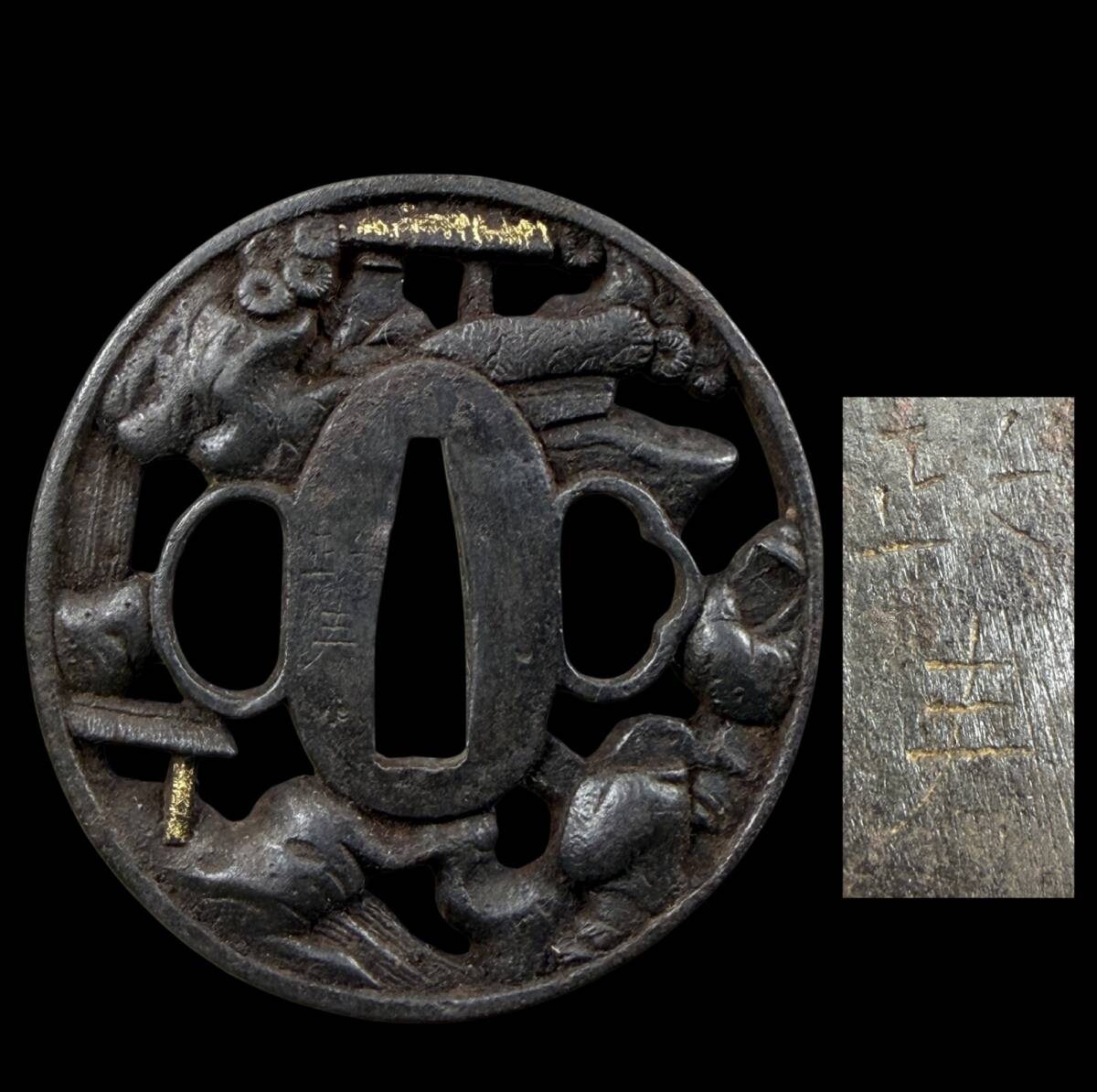 【偲】政春造 鉄地透鐔 銀象嵌細工 鍔 つば 居合用 日本刀装具 在銘 直径約6.3cm 重さ約80.4g r-998拍卖