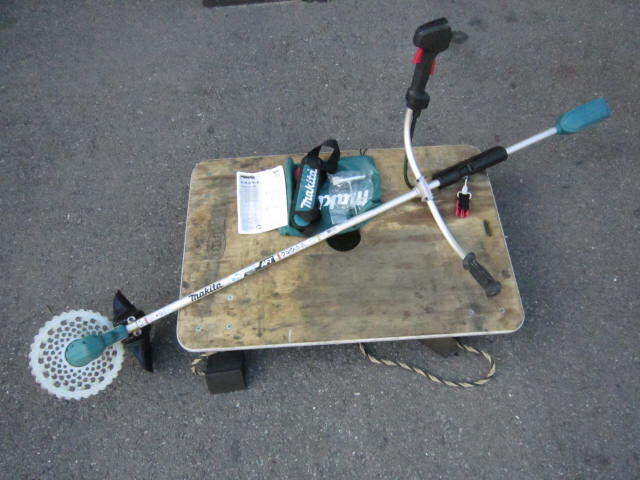 makita 充電式草刈機 MUR190UD 本体のみ拍卖