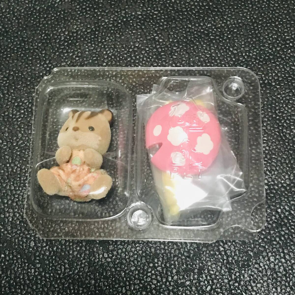 くるみリスの赤ちゃん(おすわり)ときのこの傘 シルバニアファミリー 妖精の森のなかまたち シリーズ 人形 キラキラくじ 森のお家拍卖