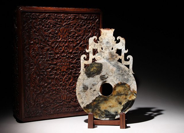 ☆寒椿☆古玉 玉壁 神獣・古代人彫刻 高さ約28.1cm (検)古玉彫刻 和田玉 透かし彫り 唐物 中国美術 古美術品拍卖