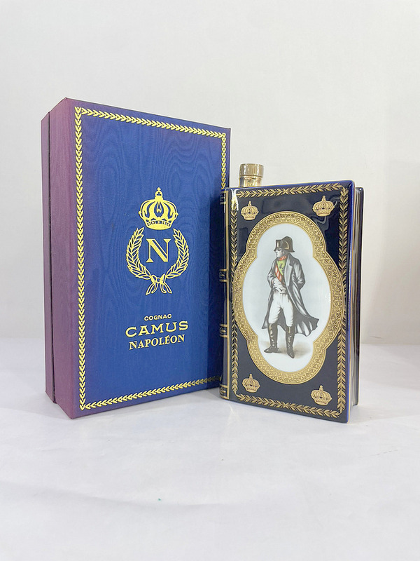 1円★ 未開栓 CAMUS NAPOLEON カミュ ブック ナポレオン コニャック ブランデー 陶器ボトル 青 本 古酒 洋酒 ※同梱不可 ②拍卖