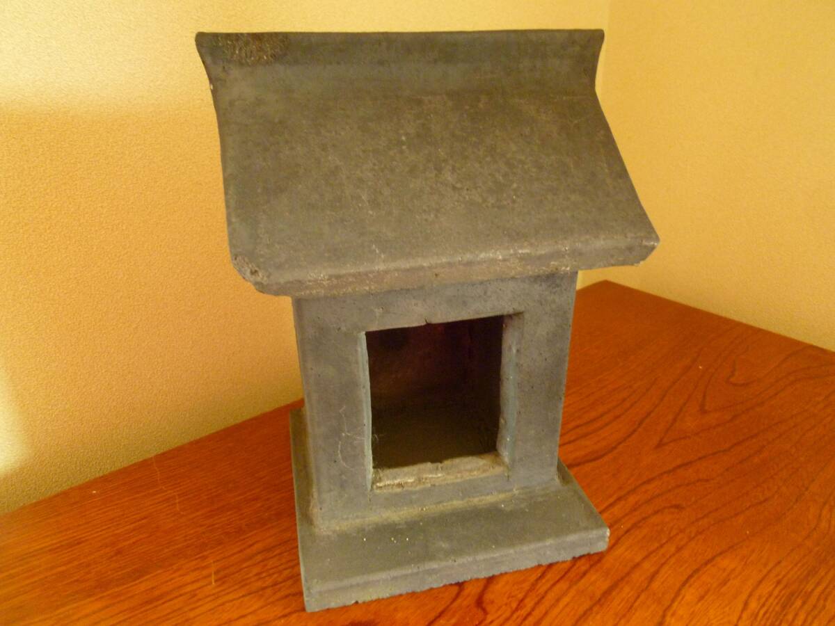 【即決・瓦製】瓦の厨子 高さ23㎝×幅18.7㎝×16㎝ 祠 屋敷神 社 神明造 神社 古瓦 塔 灯篭 石像 オブジェ 坪庭 古民具 古道具 古民家 旧家拍卖
