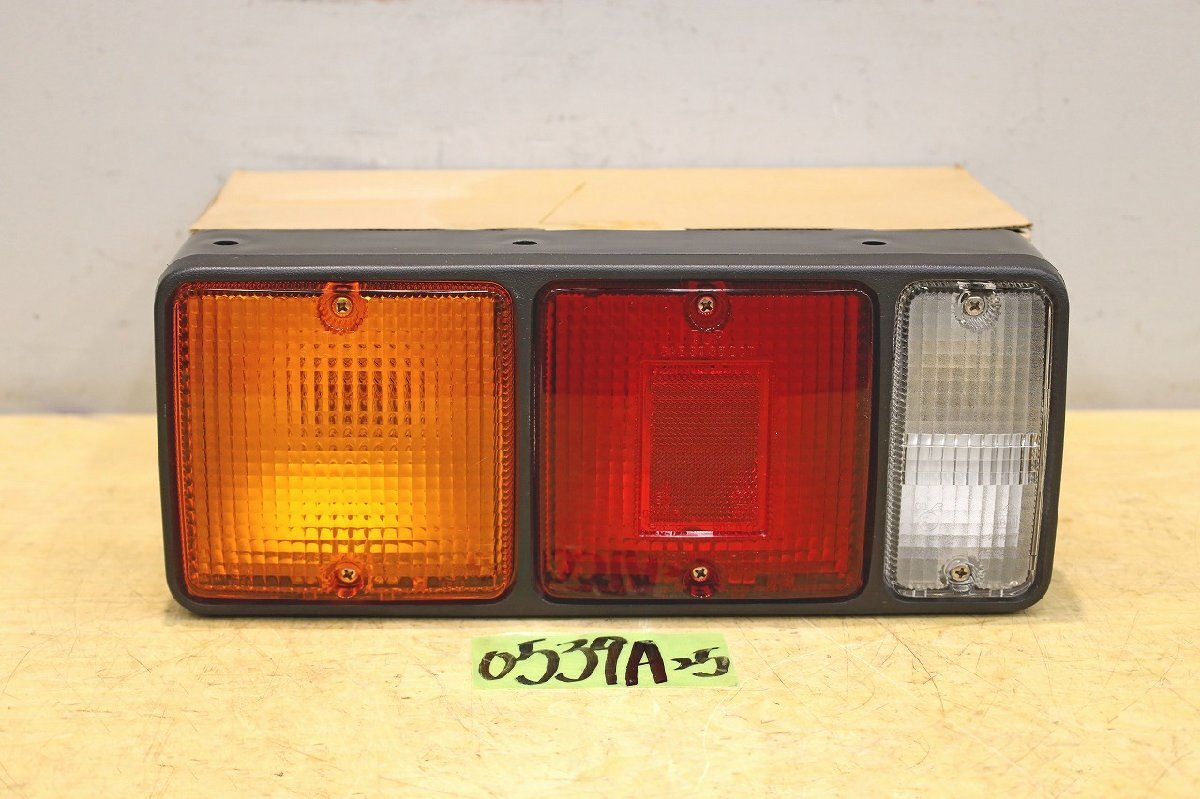 0539A25 未使用 MITSUBISHI FUSO 三菱ふそう テールランプ MC147413 左側? テールライト 純正部品 パーツ拍卖