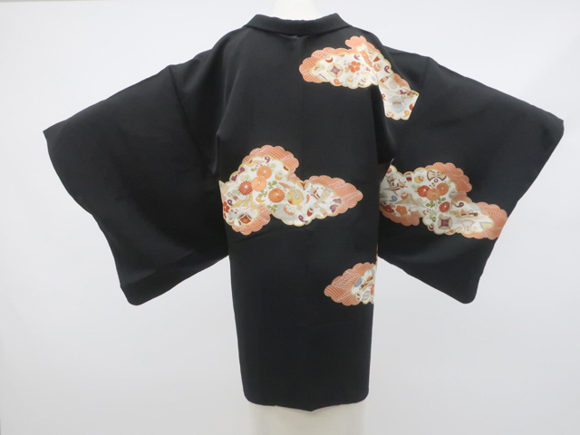 《古美術京松》黒羽織 金様刺繍 雲取に菊宝尽くし 羽織紐付 正絹 着物 身丈約80.5cm 裄丈63.5cm r7z10-643拍卖