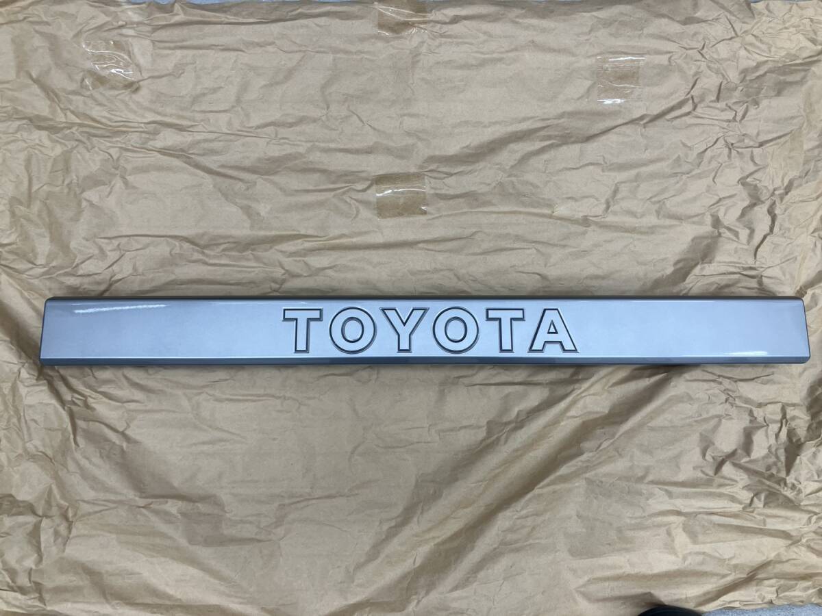 新車外し ランクル250トヨタ純正 バックドアガーニッシュ リヤガーニッシュ拍卖