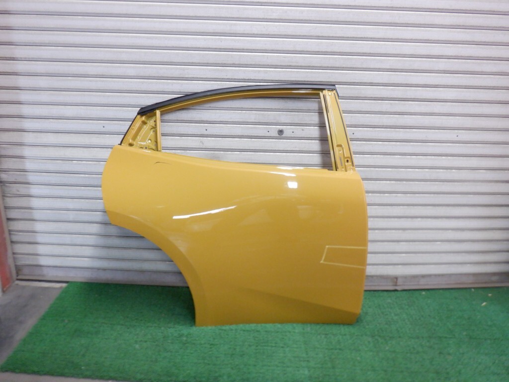 プリウス ZVW60/MXWH60/65 右リアドア (A4095)拍卖