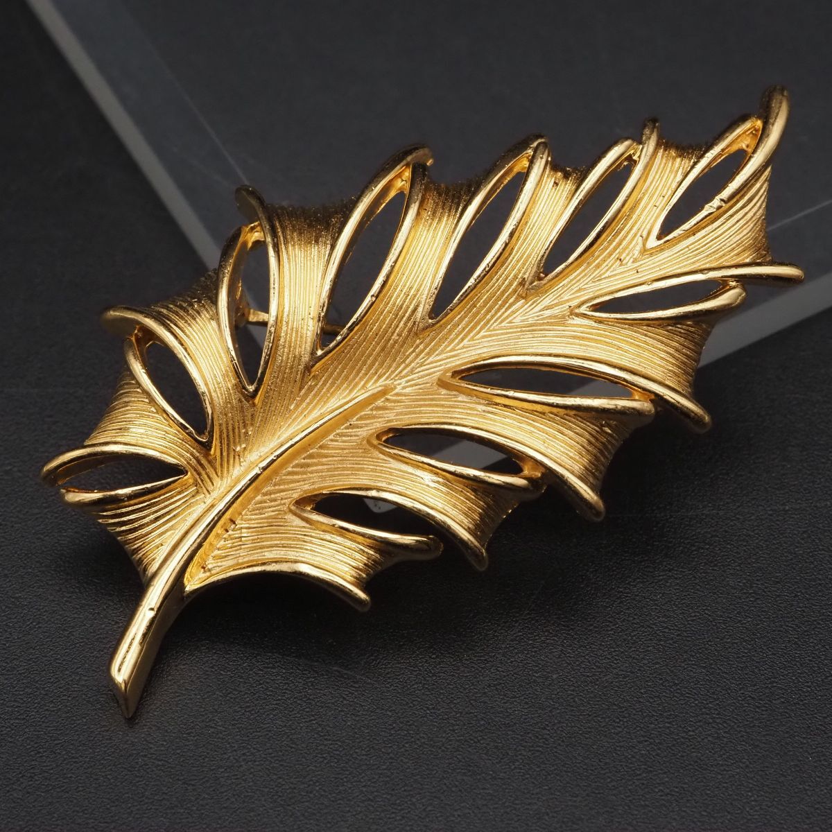 F861 TRIFARI トリファリ ブローチ リーフ ゴールド デザイン拍卖