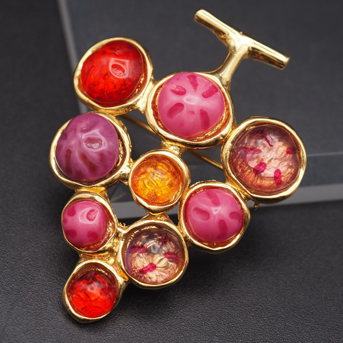 G349 ブローチ 葡萄 ブドウ グレープ カラーストーン風 マルチカラー ゴールド デザイン コスチュームジュエリー拍卖