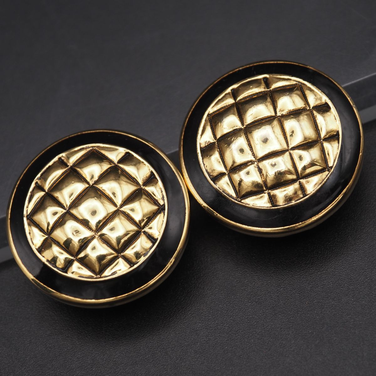 G070 CAROLEE キャロリー イヤリング ブラックエナメル ゴールド デザイン拍卖