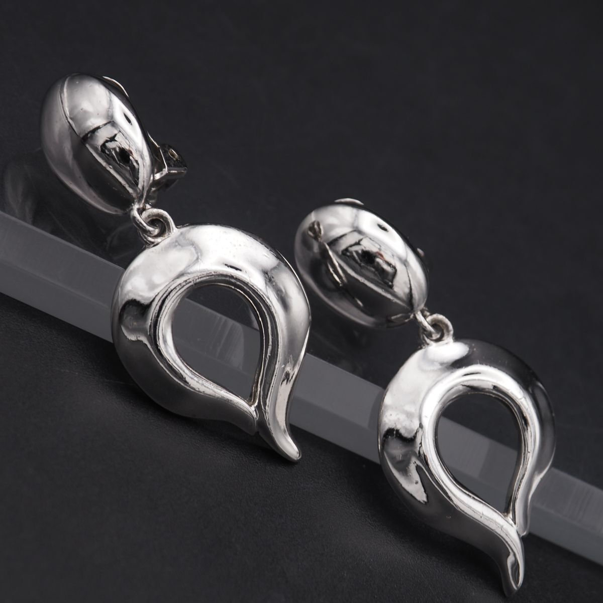 G292 ジバンシイ GIVENCHY PARIS NEW YORK イヤリング スイングチャーム シルバー デザイン コスチュームジュエリー拍卖