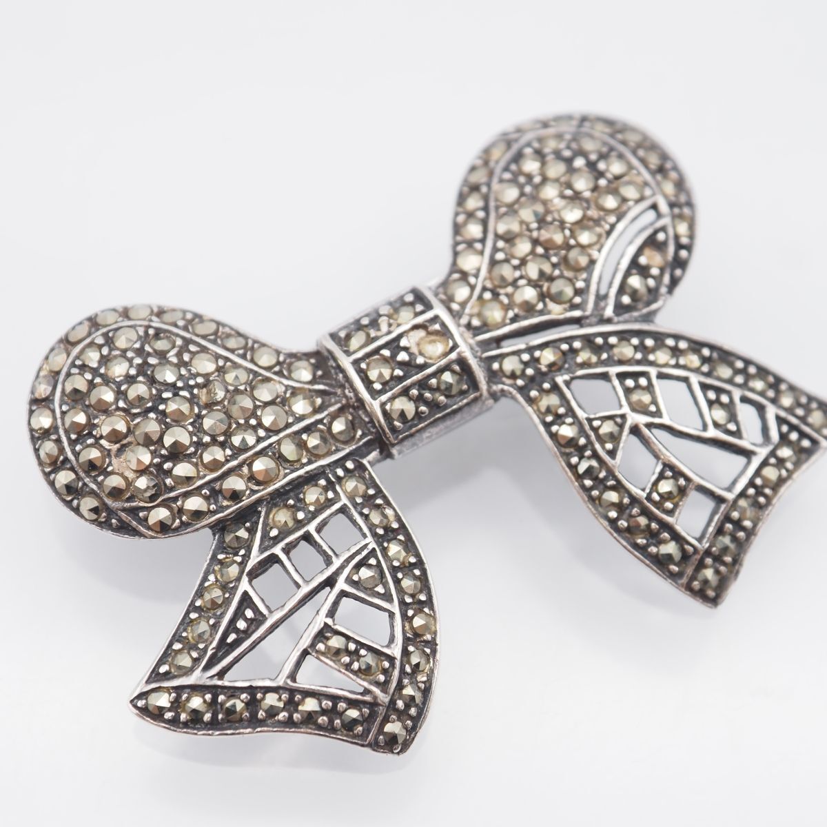 G472 マーカサイト マルカジット ブローチ リボン 透かし彫り デザイン シルバー ヴィンテージ拍卖