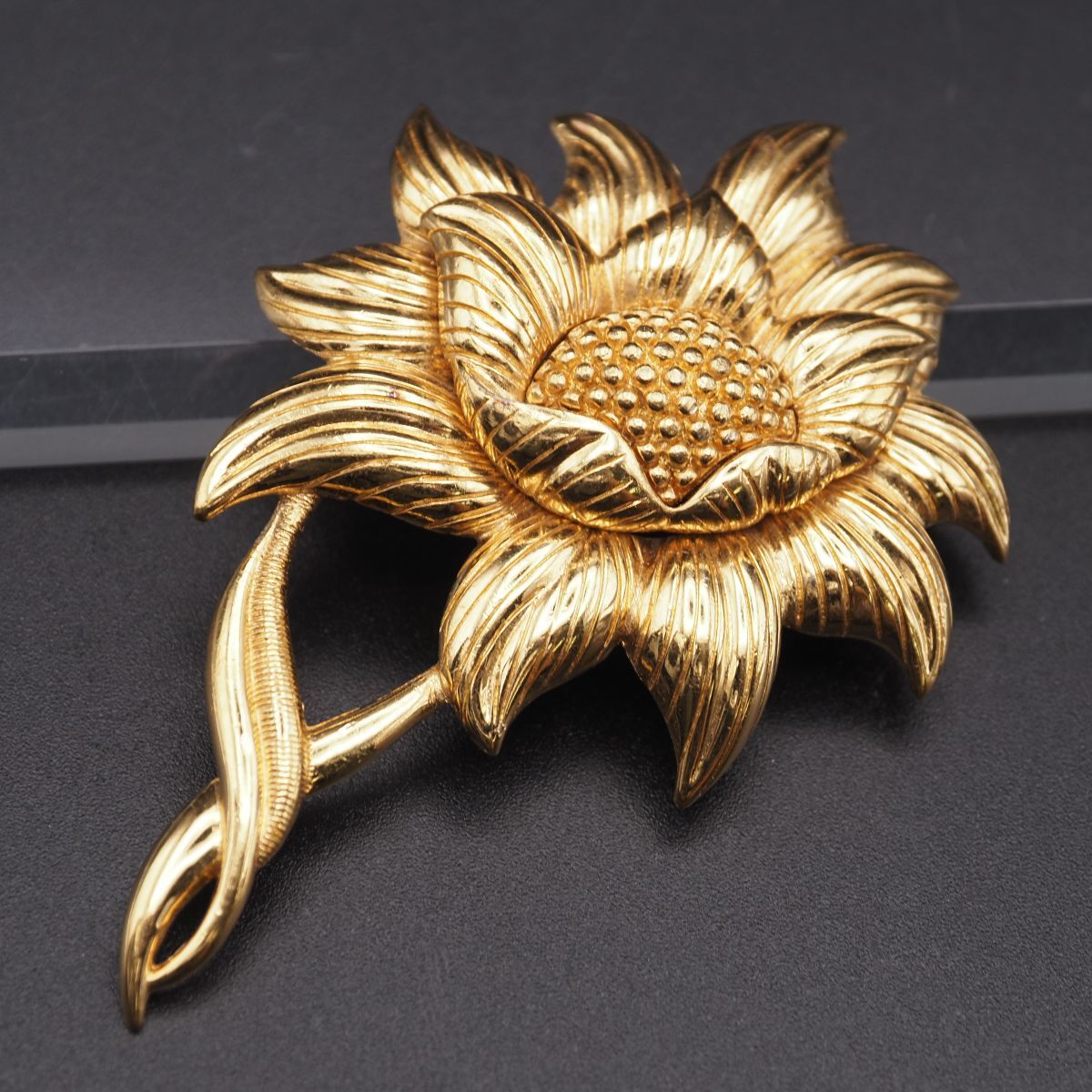 G207 MONET モネ ブローチ ゴールド フラワー 花 デザイン コスチュームジュエリー拍卖
